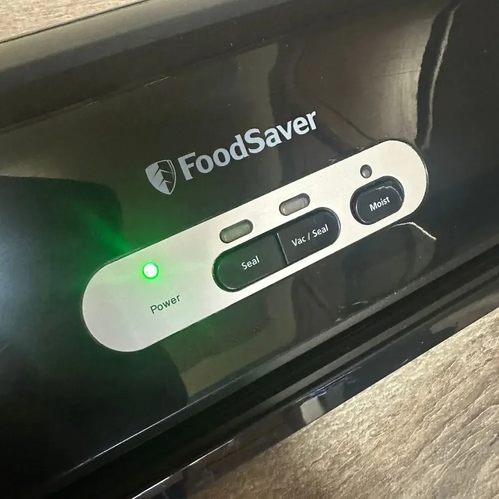 FoodSaver Vacuum Sealing System Black Silver FM3920 + Roll of Bag Material